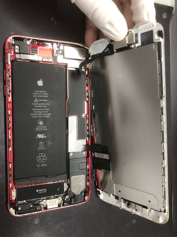 iPhone7Plusのバッテリー交換の様子です。