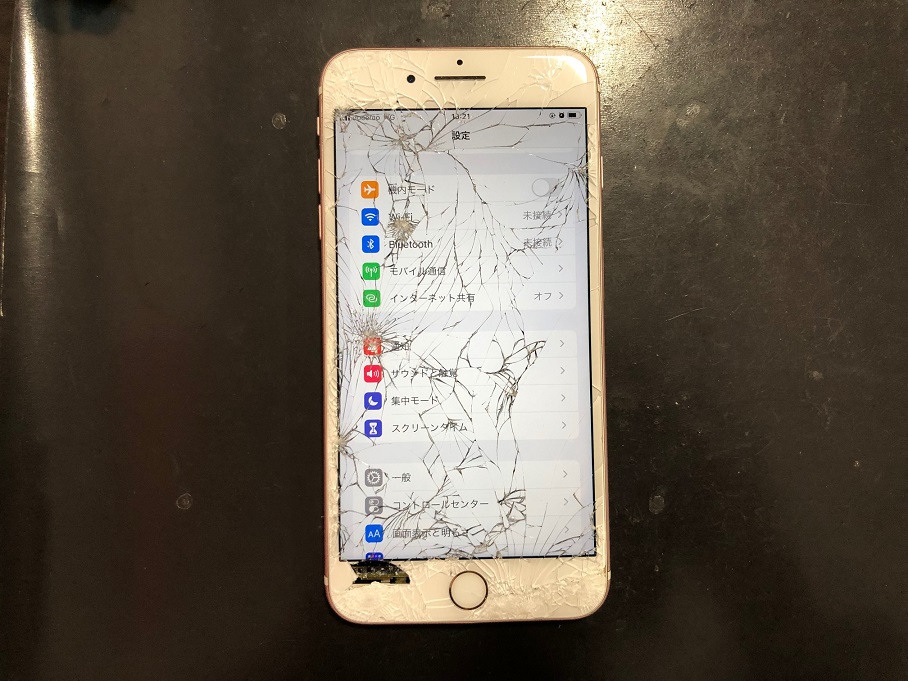 iPhone7Plusの画面がバキバキに割れています。