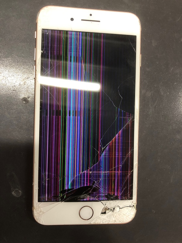 iPhone8Plusの液晶が壊れています。