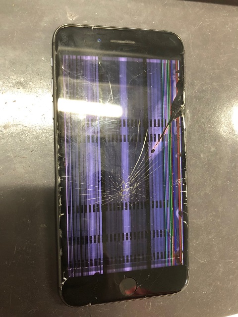 iPhone8Plusの液晶が壊れています。
