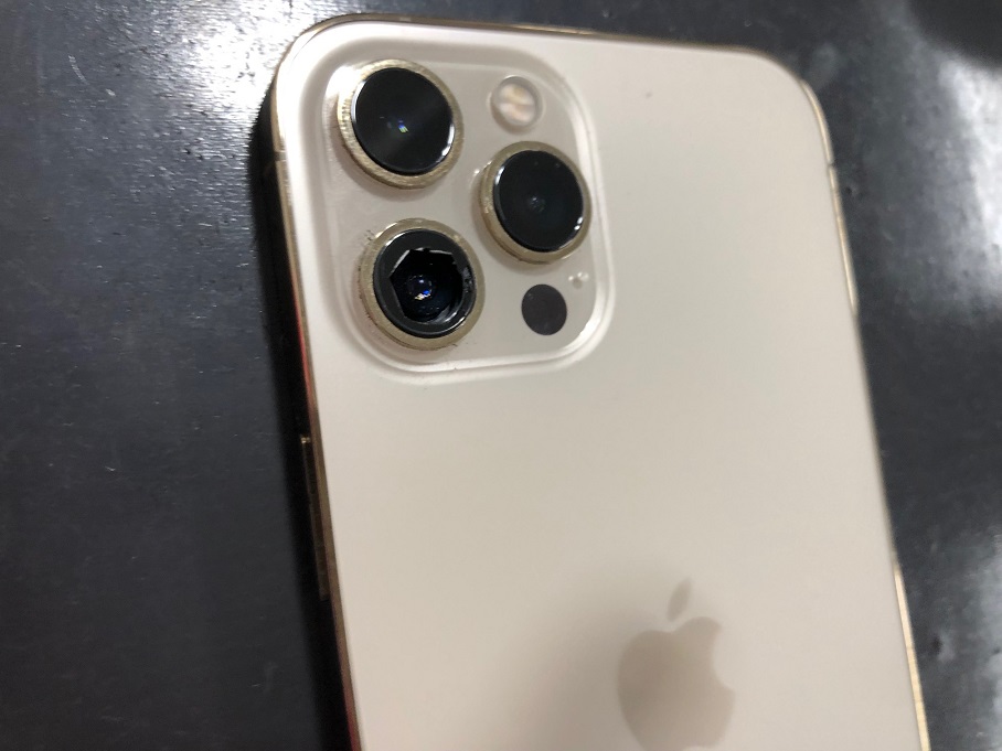 iPhone12ProMaxのカメラレンズが割れています。