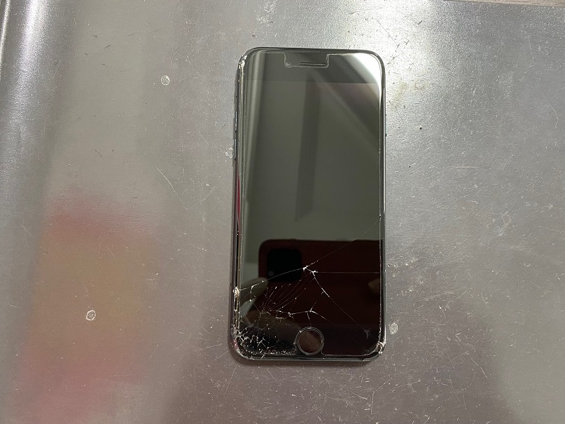 iPhoneSE3の画面が割れて液晶が映らなくなっています。