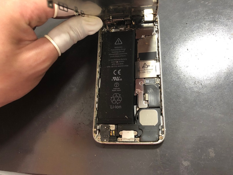 iPhone5の画面修理の様子です。