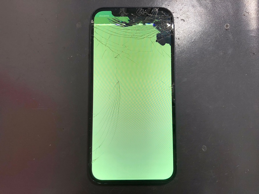 iPhone12Proの液晶が緑に発光しています。