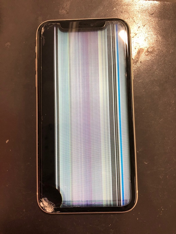 iPhone11の液晶にカラフルな線が出現しています。