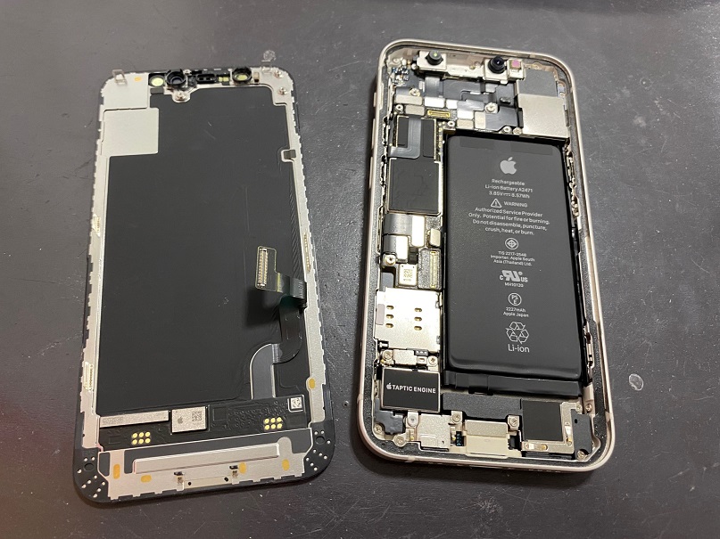 iPhone12miniの液晶修理の様子です。