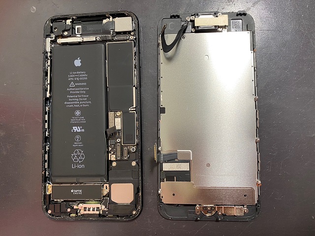 iPhone7の液晶修理の様子です。