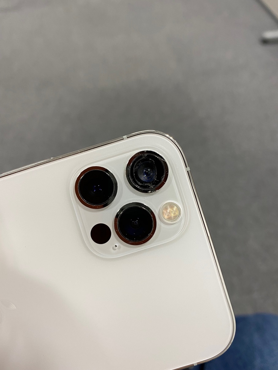 iPhone12Proのカメラレンズが割れています。