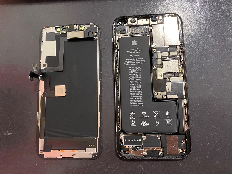 iPhoneXsMaxの修理の様子です。