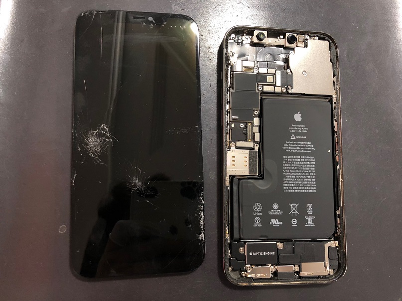 iPhone12ProMaxの液晶修理の様子です。