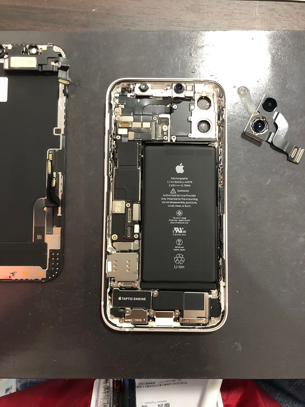 iPhone12の修理の様子です。