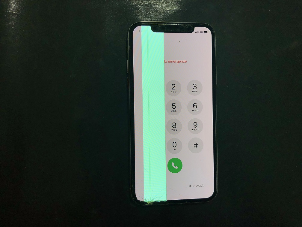 iPhoneXの液晶に緑色の線が発生しています。