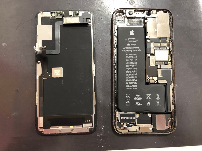 iPhone11Proの画面修理の様子です。